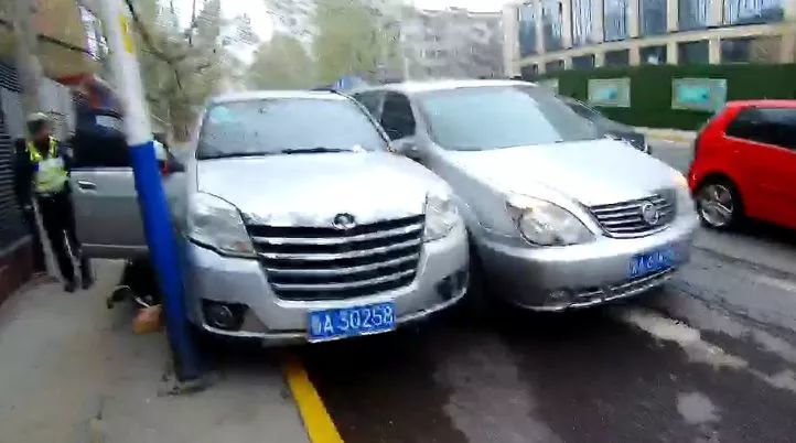 交警破窗后直接對司機使用噴辣椒水制服