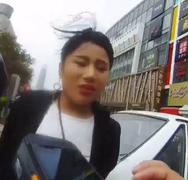交警破窗后直接對司機使用噴辣椒水制服